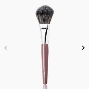 Caia sminkborste - Säljer denna sminkborsten från Caia❤️ helt ny med oöppnad förpackning! Säljer då jag fick den och redan hade samma. Heter ”paddle powder brush 04” Orginalpris 225kr❤️