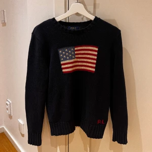 Stickad Ralph Lauren  - En as fet stickad raffe tröja i väldigt fint skick nypris ligger runt 5000kr mitt pris är 1500kr det är storlek 16-18 så motsvarar storlek S Skriv för frågor och funderingar!
