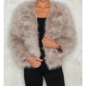 Pälsjacka  - Trendig grå pälsjacka i nyskick från Dennis Maglic med cool silvrig innersida. Storlek M men skulle säga att de passar S också. Köpt för 1299 men säljer för 550. 💓💓