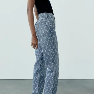 Zara jeans rhinestone - Snygga & coola jeans från Zara, lite oversized modell Stl 32 men passar 34 Nya - etikett/tags kvar Slutsålda, nypris 699 Pris diskuteras vid snabba köp. Säljer pga råkar ha 2 st ☺️ Kan hämtas i Stlm eller Uppsala, eller postas - köparen står för frakt