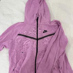Nike tech fleece i rosa storlek M, skriv för bilder på ❤️