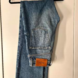 Jeans i mycket bra skick från Zara. High waist, lite utsvängda. Sitter väldigt fint på! Orginalpris ca 400kr