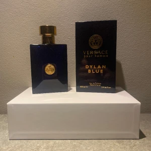 Versace dylan blue - Säljer den här versace dylan blue, haft länge och tröttnat på doften:) Ungefär 20ml kvar Full presentation  Hör av er vid frågor eller fler bilder Kolla in andra annonser för samfrakt!