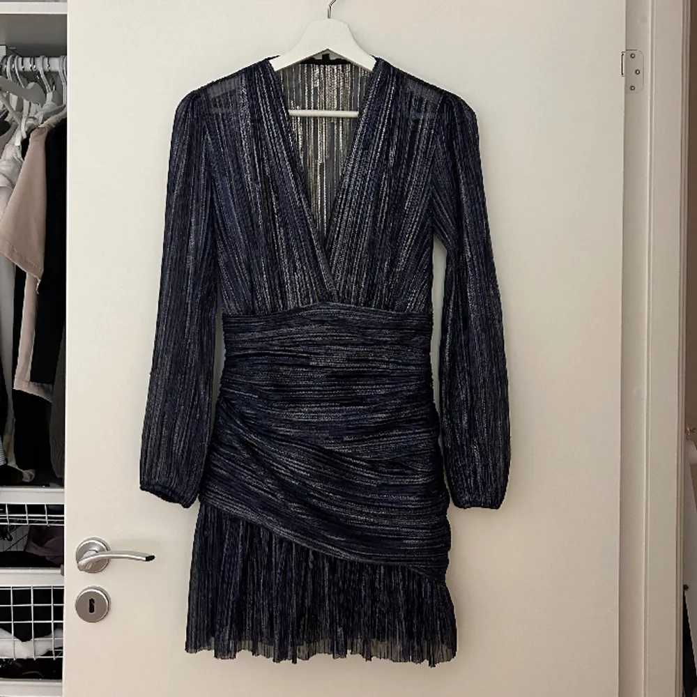 Maje Klänning köpt i München under WS 22/23. Nypris ca 3500 kr. Storlek 34. Helt slutsåld överallt, för mer bilder: https://www.saksfifthavenue.com/product/maje-runnylo-pleated-lamé-mini-dress-0400008641930.html . Klänningar.