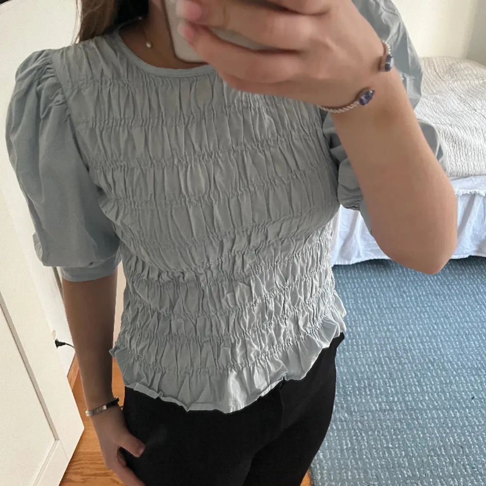 Jätte fin tajt blus som är från ADTP. Själv älskar jag hur dne ser ut men jag tycker inte om den på mig då jag inte gillar tajta kläder. Jätte fint sick o är använd Max 3 gånger. Det är bara skriva om du vill ha fler bilder🩷🙌🏻. Puserot.