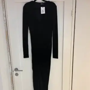 Ny svart klänning från bikbok! Jätte fin med en slits ned till🖤 Nypris 499kr