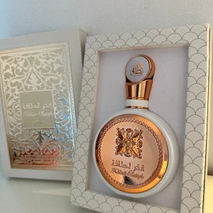 Lataffa Fakhar Rose - Jättegod parfym som luktar fräscht men ändå kvinnligt och söt. Endast testad. 100 ml. Säljer pga den inte passar mig. Köparen står för frakten!❤️köpt för 300kr