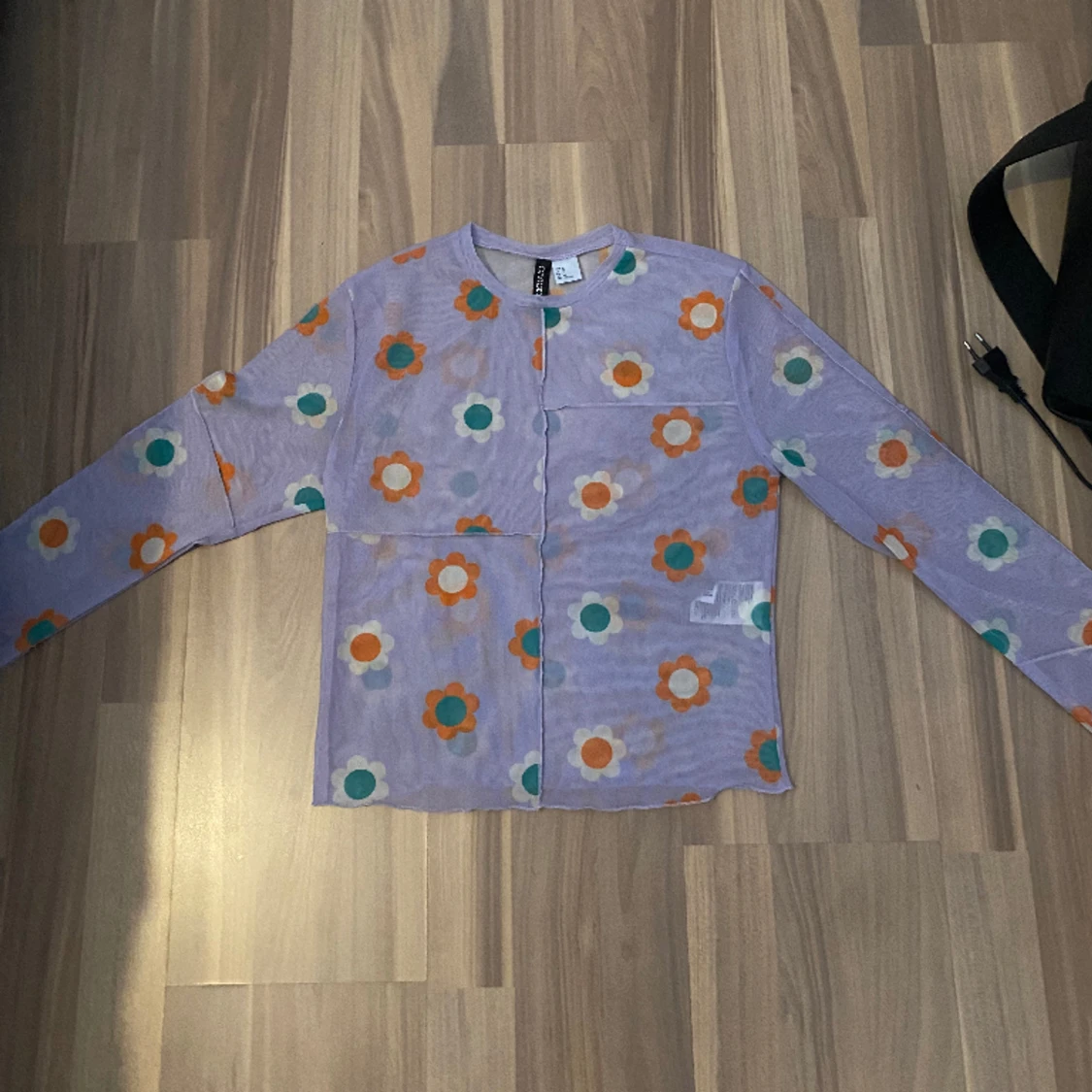 Lila blommig mesh tröja