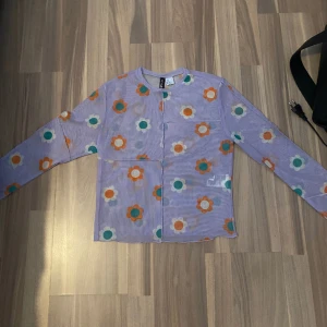 Lila blommig mesh tröja - I mycket bra skick, har knappt använt. Storlek M men passar på S.