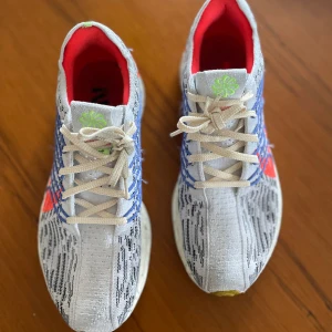 Sneakers/idrottsskor - Idrossskor, lite använda men i bra skick.  Nypris ca 1500  