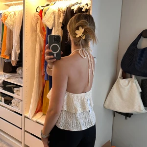 Sommar topp! - Säljer denna fina topp från Gina tricot! Aldrig använd, prislapp kvar! Väldigt stretchig och skön🤍storlek S, säljer för 100kr