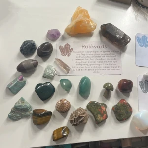 kristaller - säljer billigt pga tappat intresset alla kostar mellan 10-75kr  hör av er om intresse för någon