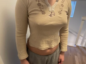 Långärmad beige tröja - Super söt långärmad med fina detaljer vid macken. Man får en superfin ”crop” look och funkar till mycket! Inte använd så värst, säljer den för den är inte riktigt min stil och för liten.