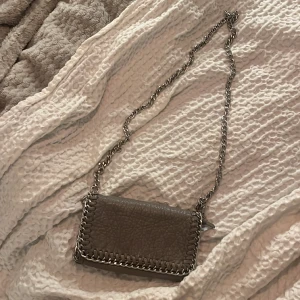 Tiamo väska - Säljer min tiamo väska 💓 Väldigt bra skick, förekommer enstaka ”gömda” defekter  Fråga gärna för fler bilder vid intresse  Nypris 499 