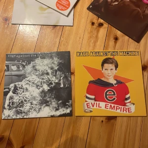 Rage against the Machine Vinylskivor  - Evil empire - Aldrig spelad men utsidan har lite små repor/vikningar  200kr  Rage Against the Machine, spelad på men inga skador bara lite fläckig på baksidan. 200kr Båda för 300, frågor kom DM!  