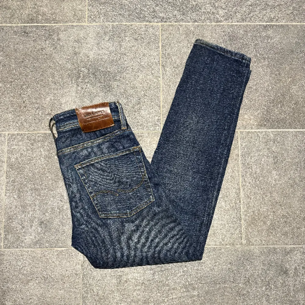 Hej, säljer dessa extremt feta Jack & Jones jeans. Modellen heter comfort/ Mike och sitter slim fit. Storleken är 28/30 men sitter som ett par 30/30! Priset går att diskuteras vid snabb affär! . Jeans & Byxor.