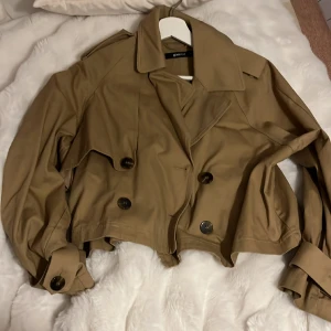 trench coat  - Köpt på Gina tricot, perfekt nu till våren. Endast använd ett par få gånger. 