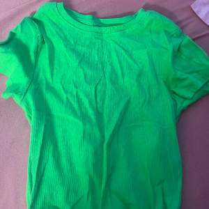 En fit Neon färgad Tshirt i storlek XS. Aldrig använt men skulle bara går igenom min gaderob. Väldigt strechy matrial och bra för sommaren. Frakt ingår 