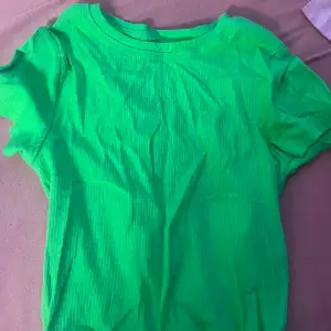En fit Neon färgad Tshirt i storlek XS. Aldrig använt men skulle bara går igenom min gaderob. Väldigt strechy matrial och bra för sommaren. Frakt ingår 