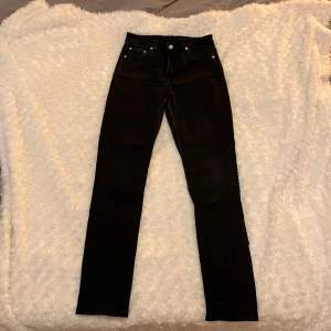 Weekday jeans modell ”Way” storlek W27/L30. Lite slitning vid insidan av mår men ingenting som syns. Säljer billigt pga gammal modell. Blivit för små för mig. ✨