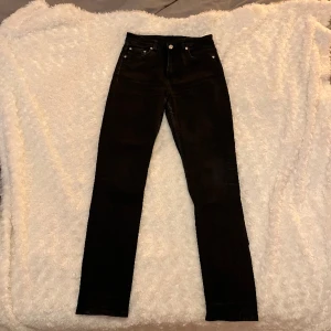Weekday jeans ”Way” - Weekday jeans modell ”Way” storlek W27/L30. Lite slitning vid insidan av mår men ingenting som syns. Säljer billigt pga gammal modell. Blivit för små för mig. ✨