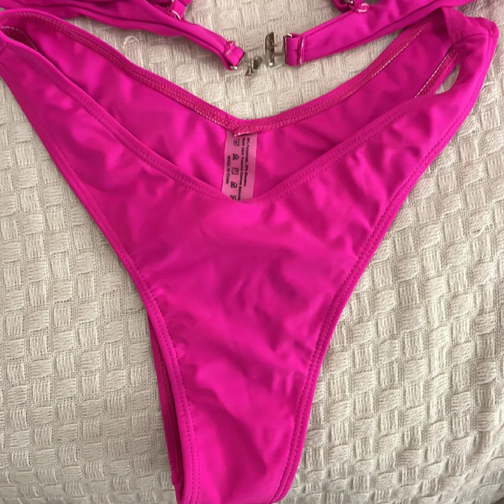 Säljer denna bikini set eftersom den inte riktigt är min stil. Den är självklart oanvänd.. Övrigt.