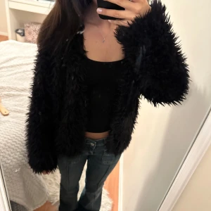 Fluff jacka - Fluffig jacka från h&m, köpt för länge sen och är i storlek 158/164❤️Inga defekter och sälj pågrund av att den inte andvänds❤️Skulle dock inte säga att det är en jacka, lite mer som en kofta Köp ej via ”köp nu” funktionen ❤️