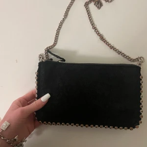 Väska zara - Supersöt Väska från zara Kedjan har dessvärre rostat lite därav priset 🫶🏻
