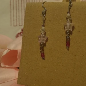 örhängen - Egengjorda med glas och plast pärlor. Aldrig använd.