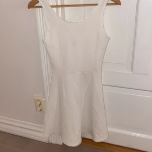 Vit klänning  - En vit klänning i storlek 34 som är i fint skick och knappt använd! 