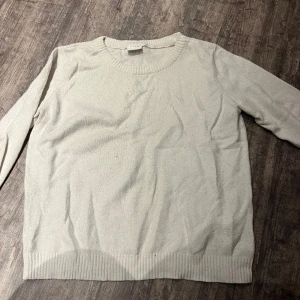 Vit långärmad  - Skön långärmad vit tröja från vila, den är nopprig men det går att få bort.