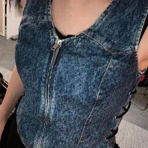 Jeansväst från Wrangler i storlek S - Snörad jeansväst från Fender Wrangler i storlek S, är väldigt stor i storleken så går även för medium eller killar mellan de två storlekarna