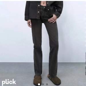 Mid rise straight jeans från zara i svart/mörkgrå😍😍nypris 360, finns inte kvar att köpa!