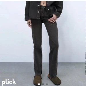 Zara jeans - Mid rise straight jeans från zara i svart/mörkgrå😍😍nypris 360, finns inte kvar att köpa!
