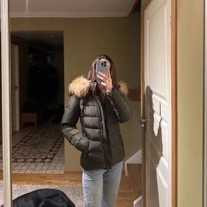 Vinter jacka  - Jätte varm och skön vinter jacka från rockandblue. Figursydd jacka med äkta päls. Skriv för mer info. Pris går att diskutera.