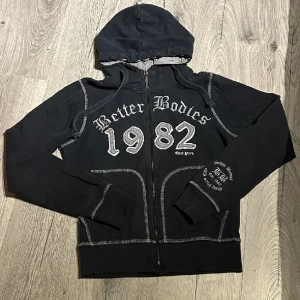Better bodies hoodie - (Bilder från förra säljaren) Zip up från better bodies i storlek XS, passar mig som har S :) Inga synliga defekter, pris diskuteras inte 💞 Använd gärna köp nu!