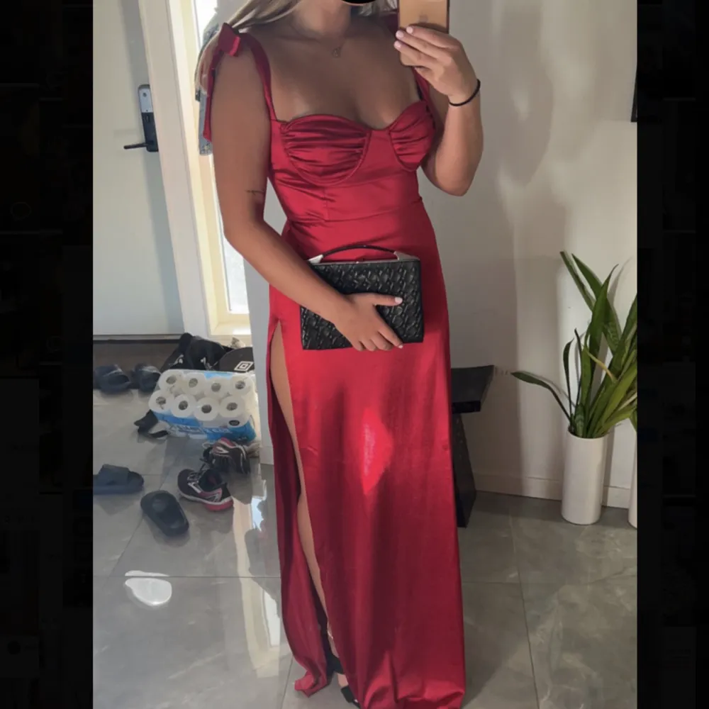 Säljer mina otroligt fina och älskade balklänning som jag hade på min bal, använd en gång! Superfin röd färg och sitter perfekt men kommer inte komma till användning mer🥹❤️. Klänningar.