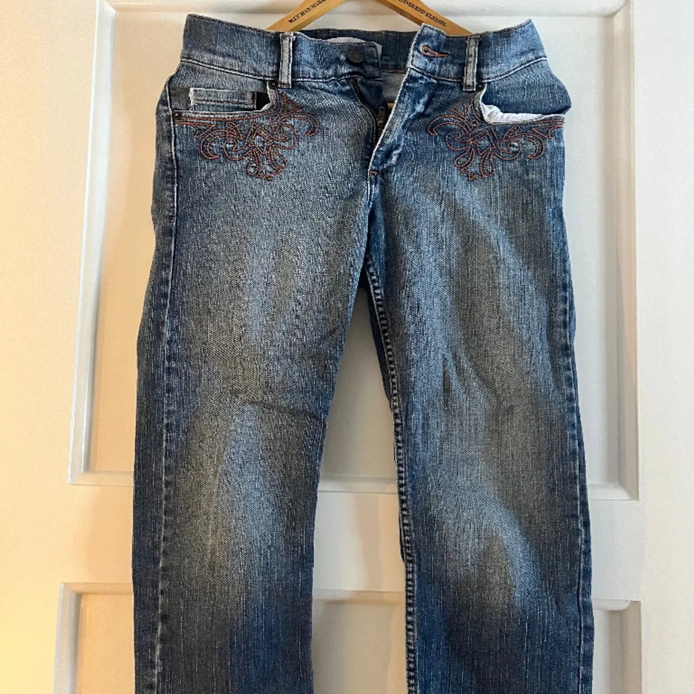 Coola lågmidjade jeans i kortare modell. . Jeans & Byxor.