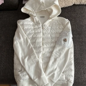 Moncler cardigan  - Vit moncler cardigan  Har knappt använt den  Pris kan diskuteras 