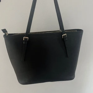 Svart väska - Svart rymlig väska som är i nyskick! Pris kan diskuteras!