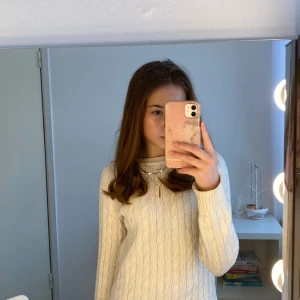 Superfin Ralph Lauren tröja!!😻🫶🏻 - En superfin stickad tröja från RL. Använd 3 gånger, sälj pga att jag har tröttnat 🫶🏻  Står M men passar x-x/s 👌🏻