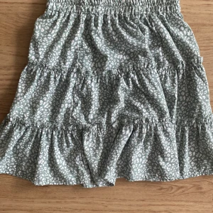 Grön kjol  - Grön fin ”volangkjol” från Shein, aldrig använd, storlek S, skiv om du vill ha fler bilder💞PRIS KAN SÅKLART DISKUTERAS