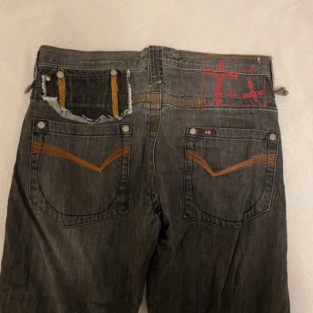 suuppere koool jeans jätte cool på baksidan de är också mega i midjan men går att fixa med skärp laaall 💗💗. Jeans & Byxor.