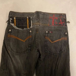 gråa jeans - suuppere koool jeans jätte cool på baksidan de är också mega i midjan men går att fixa med skärp laaall 💗💗