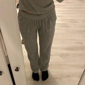 Juicy byxor  - Säljer mina juicy couture byxor eftersom dom inte kommer till användning längre💗 Vet inte riktigt vilken storlek men det skulle tippa på S/M✨ 