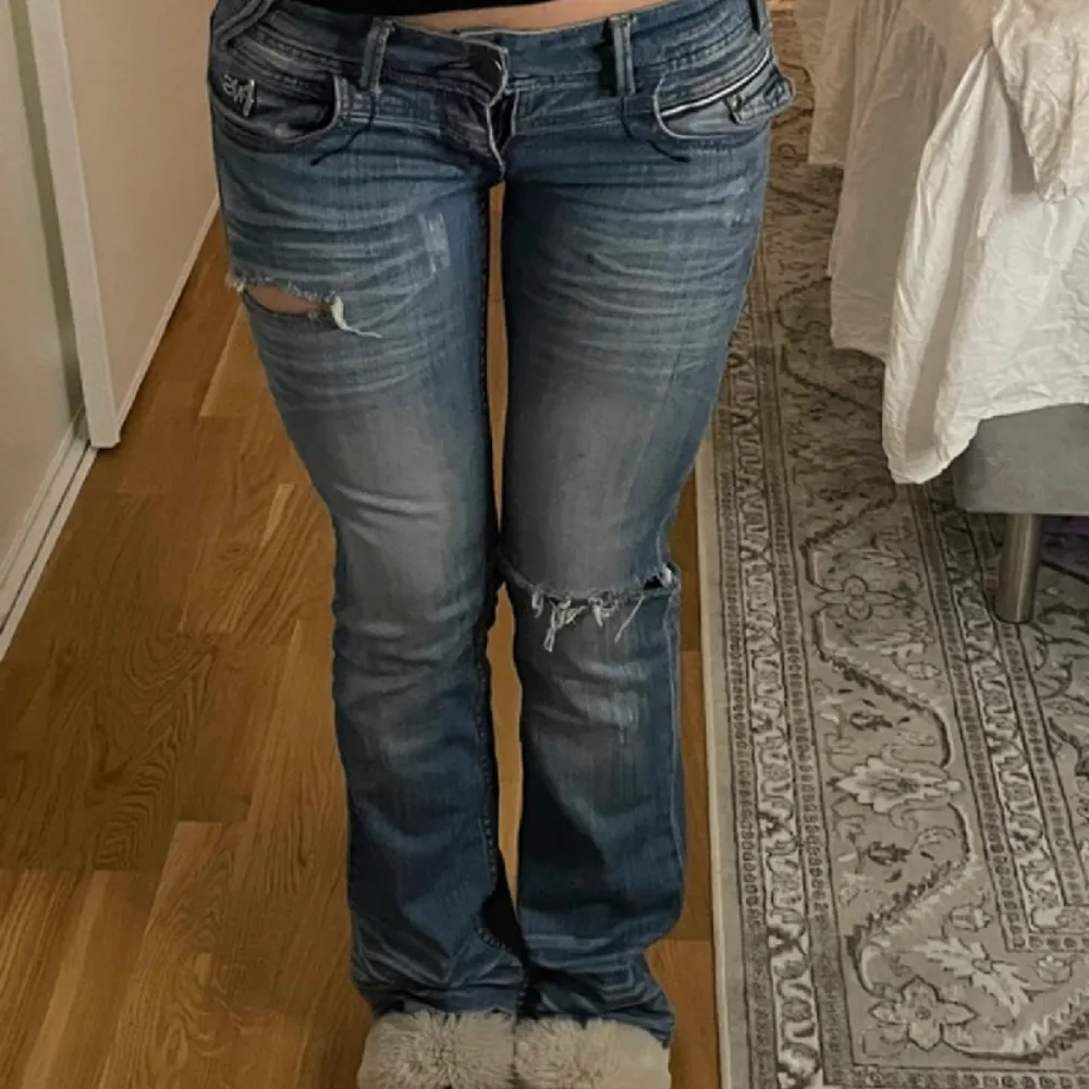 säljer dessa assnygga jeans då de tyvärr inte passade mig 😩 väldigt bra skick förutom att dragkedjan har gått sönder men det går nog att lösa innan jag postar !! skriv för mer bilder och mått ! 💘. Jeans & Byxor.