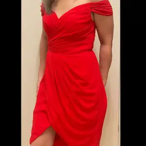Jätte fin röd balklänning från JJ’s House, helt oanvänd storlek S. 