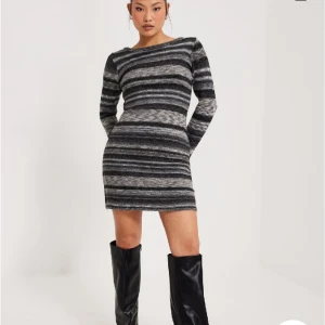 Stickad klänning - svart/grå - Stickad klänning från Nelly, original pris 599. Använd en gång, säljer på grund av att det inte är min stil✨svart/grå Skriv om du vill ha bilder🥰