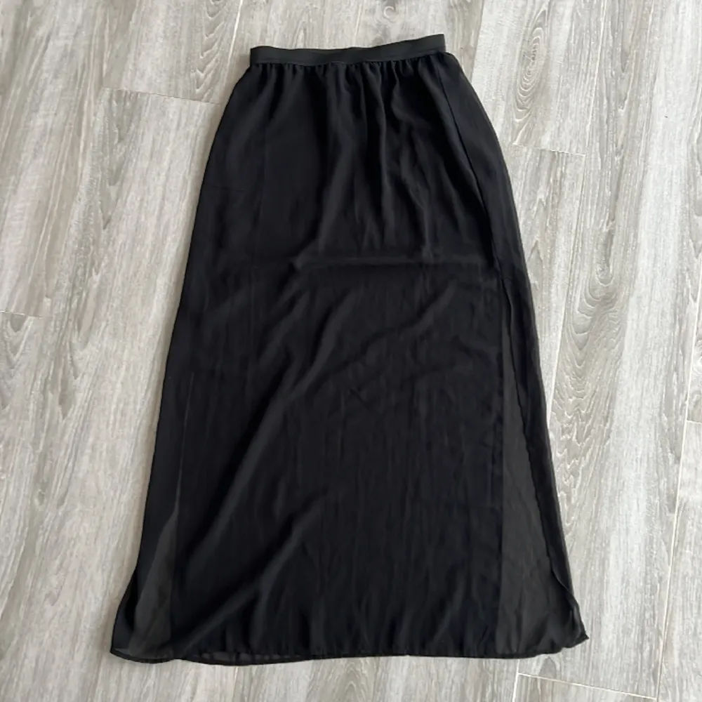 Tunn svart kjol från H&M. Fraktavgift tillkommer 🌸. Kjolar.