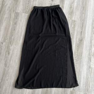Tunn svart kjol från H&M. Fraktavgift tillkommer 🌸
